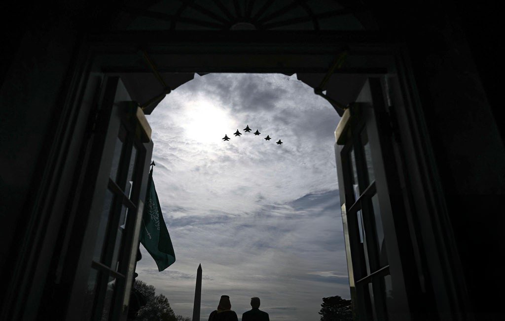 هيبة حضور… رجل واحد جعل السماء تؤدي التحية والأرض تفسح الطريق
 #محمد_بن_سلمان_في_واشنطن