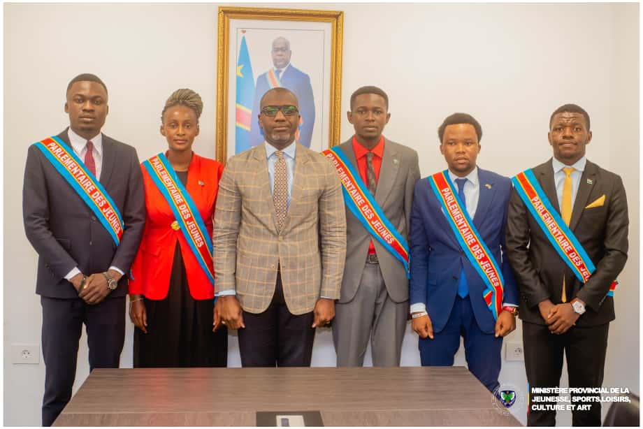 AmissoBa's tweet photo. Séance de travail avec le Parlement des Jeunes

J'ai reçu ce mardi 18 novembre le Parlement des Jeunes/Kinshasa.
Le président provincial, Céphas Ngole, m'a présenté ses civilités et a  plaidé pour un accompagnement technique 
J'ai a assuré de mon engagement à travailler avec l’ensemble de la jeunesse kinoise pour le développement de la province comme me l'a  recommandé  son Excellence  Le gouverneur  de  la ville Daniel  Bumba  Lubaki.