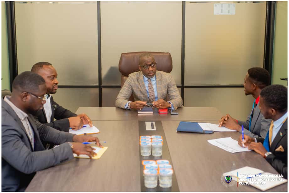 AmissoBa's tweet photo. Séance de travail avec le Parlement des Jeunes

J'ai reçu ce mardi 18 novembre le Parlement des Jeunes/Kinshasa.
Le président provincial, Céphas Ngole, m'a présenté ses civilités et a  plaidé pour un accompagnement technique 
J'ai a assuré de mon engagement à travailler avec l’ensemble de la jeunesse kinoise pour le développement de la province comme me l'a  recommandé  son Excellence  Le gouverneur  de  la ville Daniel  Bumba  Lubaki.