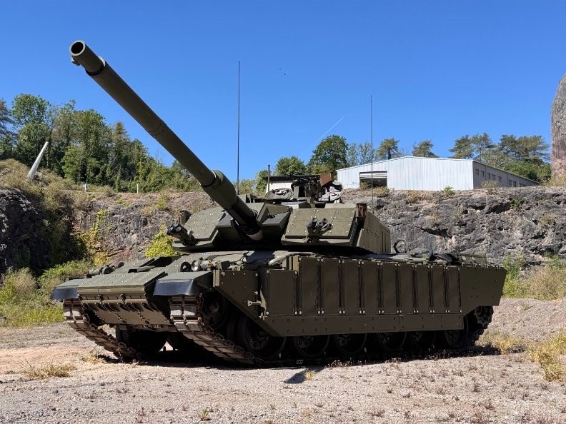 QX98XD's tweet image. Challenger 3 in brand new heavy EPSOM armor configuration. 

This is (probably) the first picture showing it released to the public.