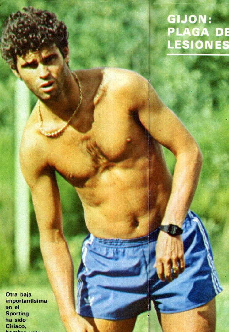 FutbolCarroza's tweet photo. 📸 Cadena en el cuello, reloj Casio, pelo en pecho...

👤 Jugadores de otra época como Ciriaco Cano.

📝 Un histórico del Sporting como futbolista y el último técnico que llevó al equipo asturiano a la Copa de la UEFA. https://t.co/B3VzTh0lAX