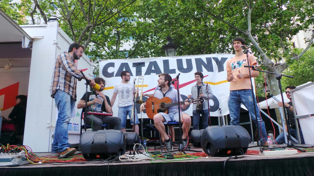 Sant Jordi 2014 ⁦<a href="/OquesGrasses/">Oques Grasses</a> posant música⁩ a L’oracle de ⁦<a href="/CatalunyaRadio/">Catalunya Ràdio</a>⁩ … i omplint la plaça de Catalunya i el Zuric ! Gràcies!