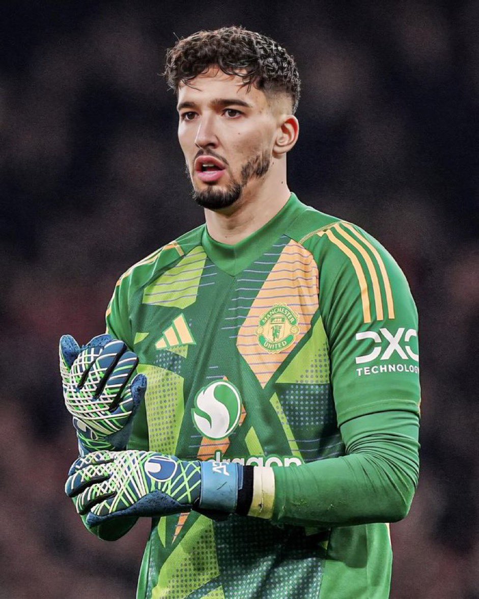 YilmazDirim's tweet image. İspanya maçında “3–5 yerde üzülür, morali bozulur” diye Uğurcan’ı koruyup Altay’ı sahaya attılar.
Ama hesaplayamadıkları şey şuydu: Altay, Uğurcan’dan çok daha iyi bir kaleci olduğunu tüm Türkiye’ye göstermiş oldu.

Şüphesiz Milli Takım’ın bir numaralı kalecisi Altay olmalıdır.…