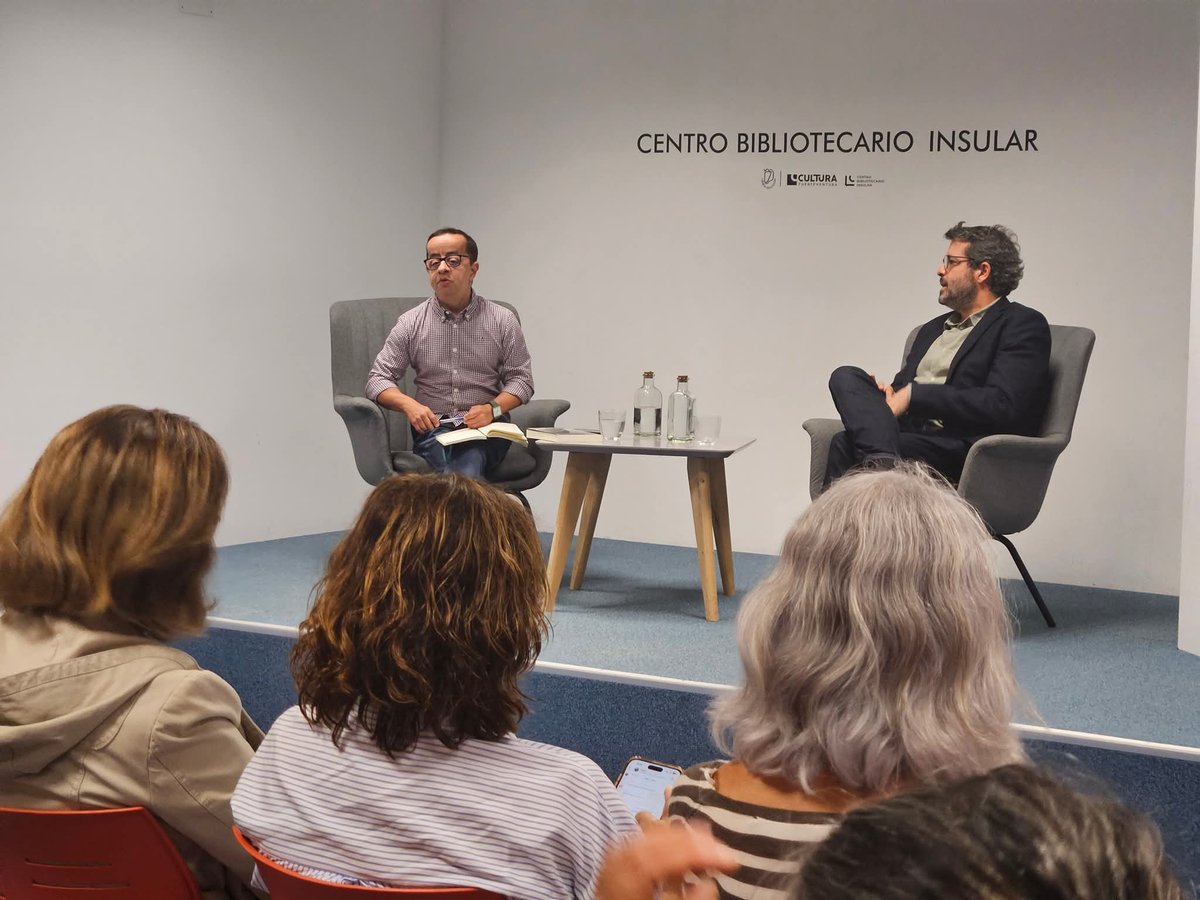 raizdelpueblo's tweet photo. 📚 Integrantes del Club de #Lectura de la Asociación Cultural Raíz del Pueblo participaron en el “Encuentro Insular de Clubes de Lectura” que contó con la presencia del escritor Juan Trejo, con quien intercambiamos pareceres sobre su novela "Nela 1979".
#LaOliva #raizdelpueblo https://t.co/R8Kvx1EAjv