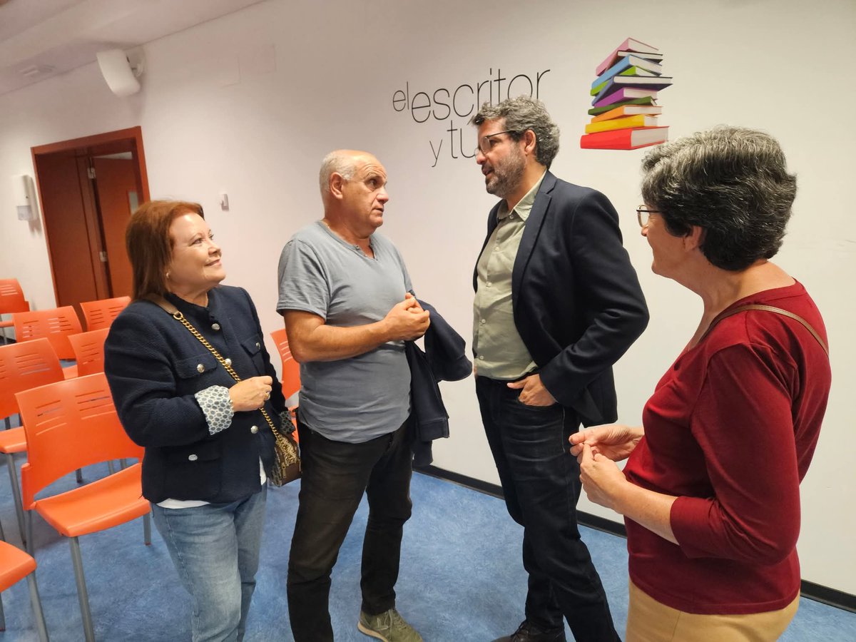 raizdelpueblo's tweet photo. 📚 Integrantes del Club de #Lectura de la Asociación Cultural Raíz del Pueblo participaron en el “Encuentro Insular de Clubes de Lectura” que contó con la presencia del escritor Juan Trejo, con quien intercambiamos pareceres sobre su novela "Nela 1979".
#LaOliva #raizdelpueblo https://t.co/R8Kvx1EAjv