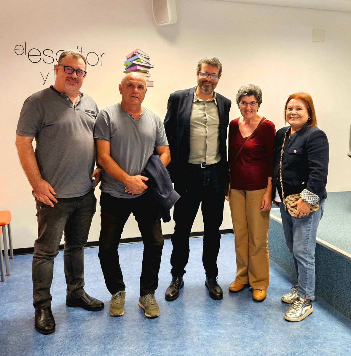raizdelpueblo's tweet photo. 📚 Integrantes del Club de #Lectura de la Asociación Cultural Raíz del Pueblo participaron en el “Encuentro Insular de Clubes de Lectura” que contó con la presencia del escritor Juan Trejo, con quien intercambiamos pareceres sobre su novela "Nela 1979".
#LaOliva #raizdelpueblo https://t.co/R8Kvx1EAjv