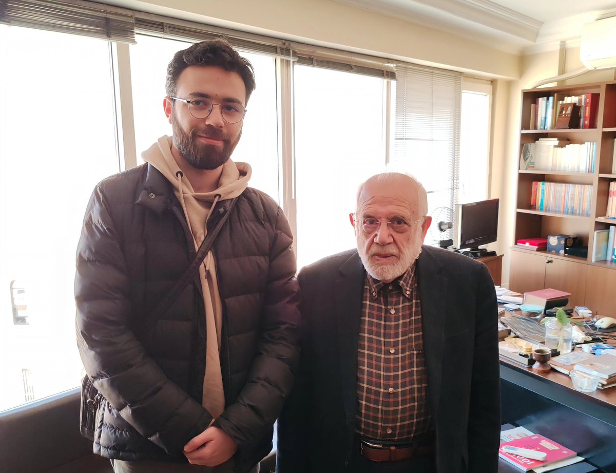 myasirasrak's tweet photo. Geçen yıl İhsan Süreyya Sırma Hocayı Beyan Yayınlarında ziyaret etmiştik. Odaya girdiğimizde karşısında bilgisayarı, geçen hafta yaptığı Brezilya seyahatinin notlarını düzenliyordu. Sonra yerinden kalkıp karşımıza oturdu, başta bu kadar uzun bir yolculuktan yaşından ötürü tereddüt ettiğini fakat Güney Amerika'ya önceden hiç gidemediğini, oradaki müslümanların ahvalini merak ettiğini söylemişti. Bu ifade beni çok etkilemişti. 

Yazısında da şu cümlelere yer vermiş:
Brezilya’ya seyahat daveti aldığımda sanki Afrikalı dindaşlarımın yüzyıllar önce gittikleri coğrafyanın beni çağırdığını hissettim. İşte Brezilya’da, Sao Paula sokaklarında oynayan zenci çocuklarını seyrederken bunları düşünüyordum… Bir akşam yağmurunun altında, Müslümanlar tarafından yapılmış eski ve çift minberli camiye doğru ilerlerken, Güney Amerikalıların nasıl hürriyet soluduklarını hissediyordum… (Dünyanın üçüncü dibi Brezilya seyahatim, İhsan Süreyya Sırma, YeniŞafak)