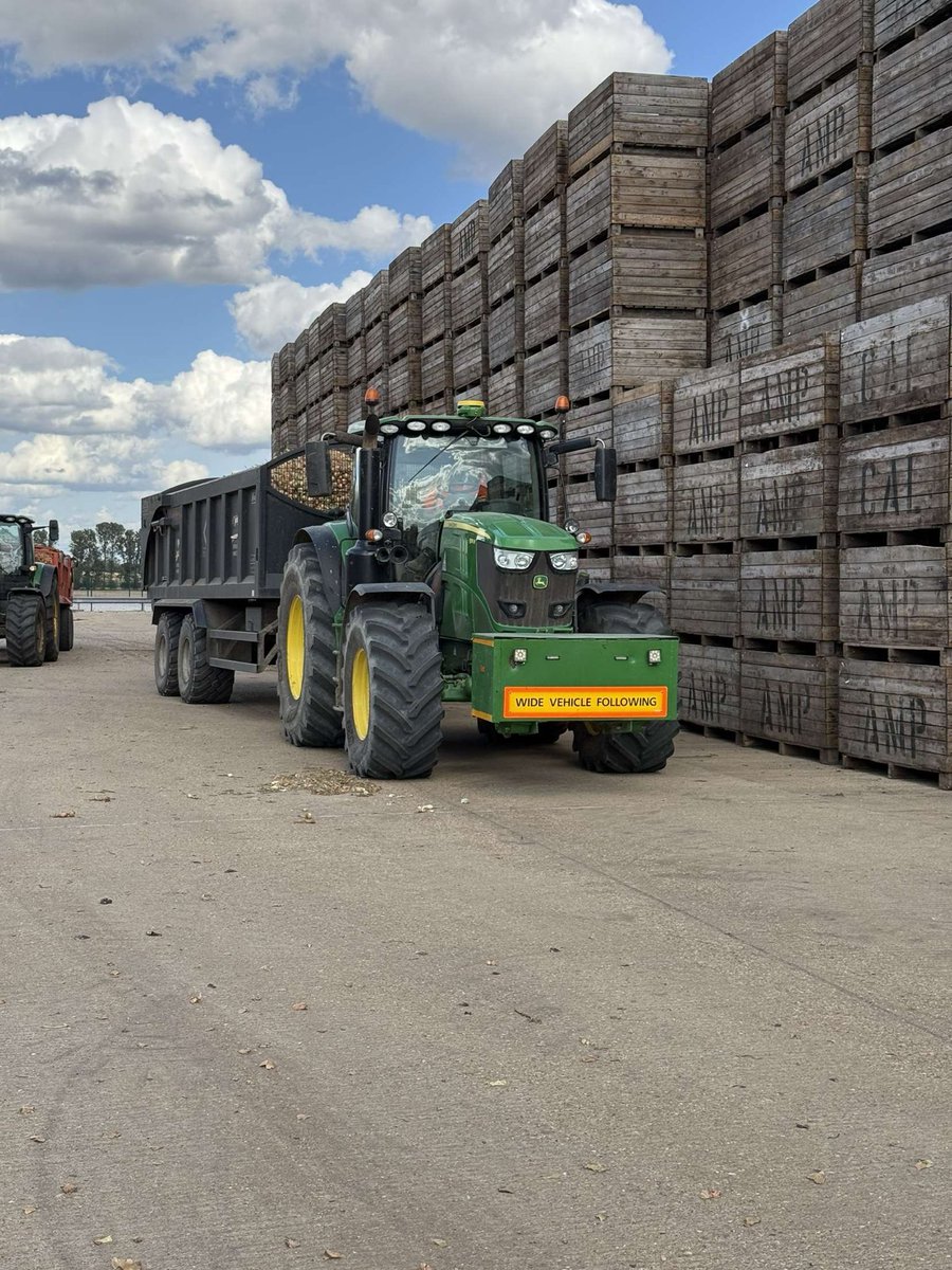 Benjonas7722's tweet photo. Carting onions back when the weather was warmer https://t.co/PZuOiFapVl