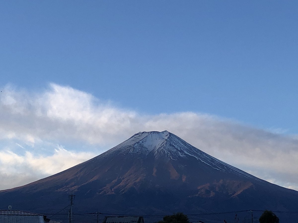 2023_ipW's tweet image. #富士山　#富士吉田市 
おはようございます。今朝は雲が出ていますが、晴れています。富士山は雲影が架かっていて陽光が当たっているところとのコントラストがいい感じです。