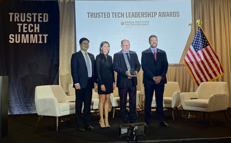 SwedeninUSA's tweet image. Honored to accept the 2025 Trusted Tech Leadership Award by @TechDiplomacy on behalf of the Government of 🇸🇪 at the #TrustedTechSummit for “being one of the world’s fastest adopters of emerging technologies &amp;amp; a global hub of innovation grounded in freedom and democratic values.”