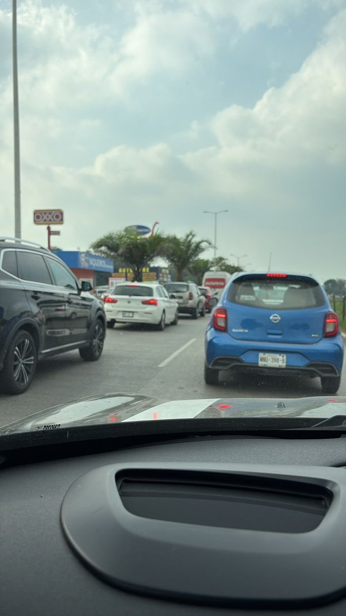 ReporteTab's tweet image. ¡De nuevo el megatráfico en la zona country de Villahermosa! @CentroInforma solo tapó los huecos sobre Boulevard Bicentenario para la visita de la presidenta el fin de semana y hoy volvieron a abrirlos. Es un caos para las familias de la zona. 

#Vial #RT #Tabasco