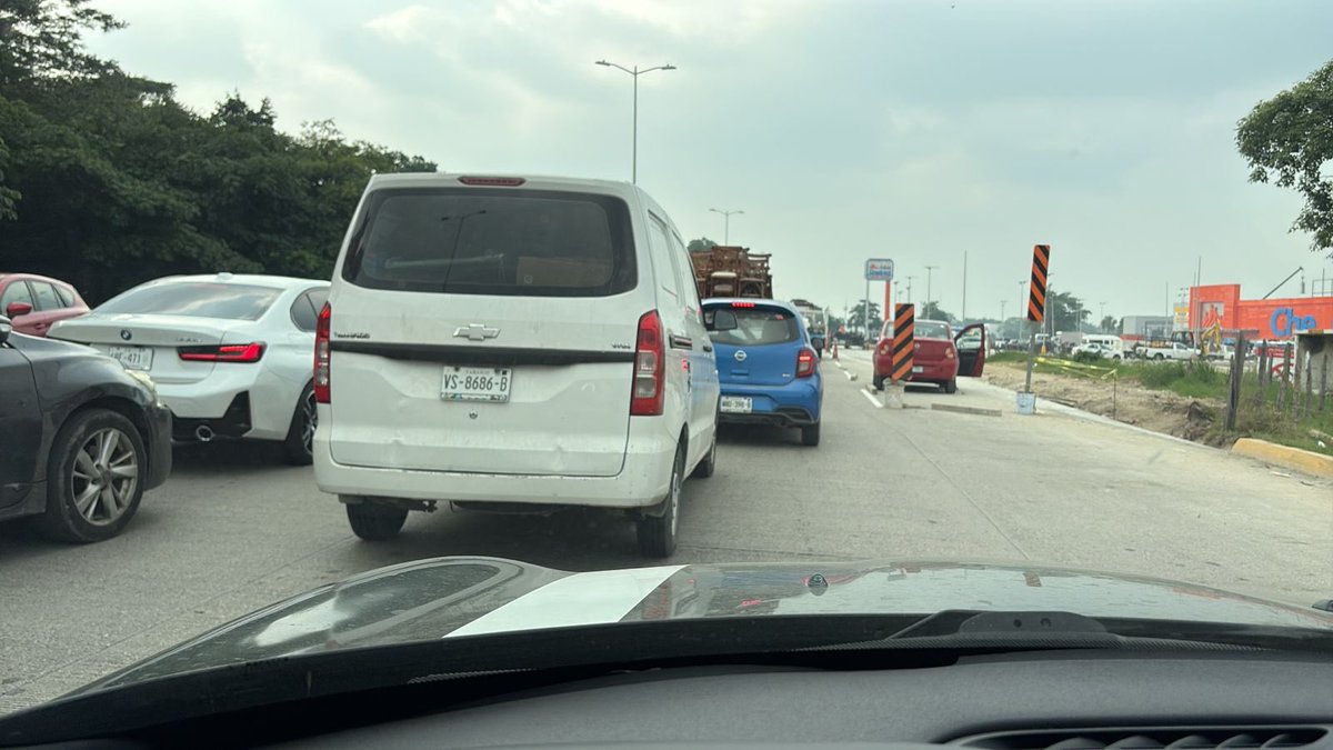 ReporteTab's tweet image. ¡De nuevo el megatráfico en la zona country de Villahermosa! @CentroInforma solo tapó los huecos sobre Boulevard Bicentenario para la visita de la presidenta el fin de semana y hoy volvieron a abrirlos. Es un caos para las familias de la zona. 

#Vial #RT #Tabasco