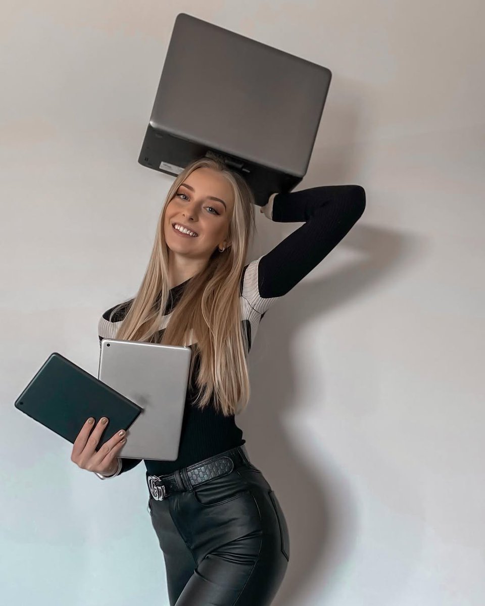 Ana22615682's tweet image. When you&apos;re multitasking like a pro. 😎💻 #BossMode #TechQueen