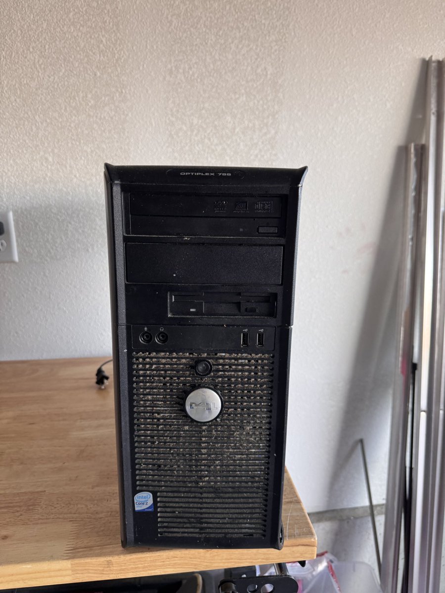 SpearCry's tweet image. When you get your dads old pc. To look at to see if there is anything on after he has passed. You look at and it has a dam floppy disk 💾. This is definitely not working. #oldpc #floppydisk.