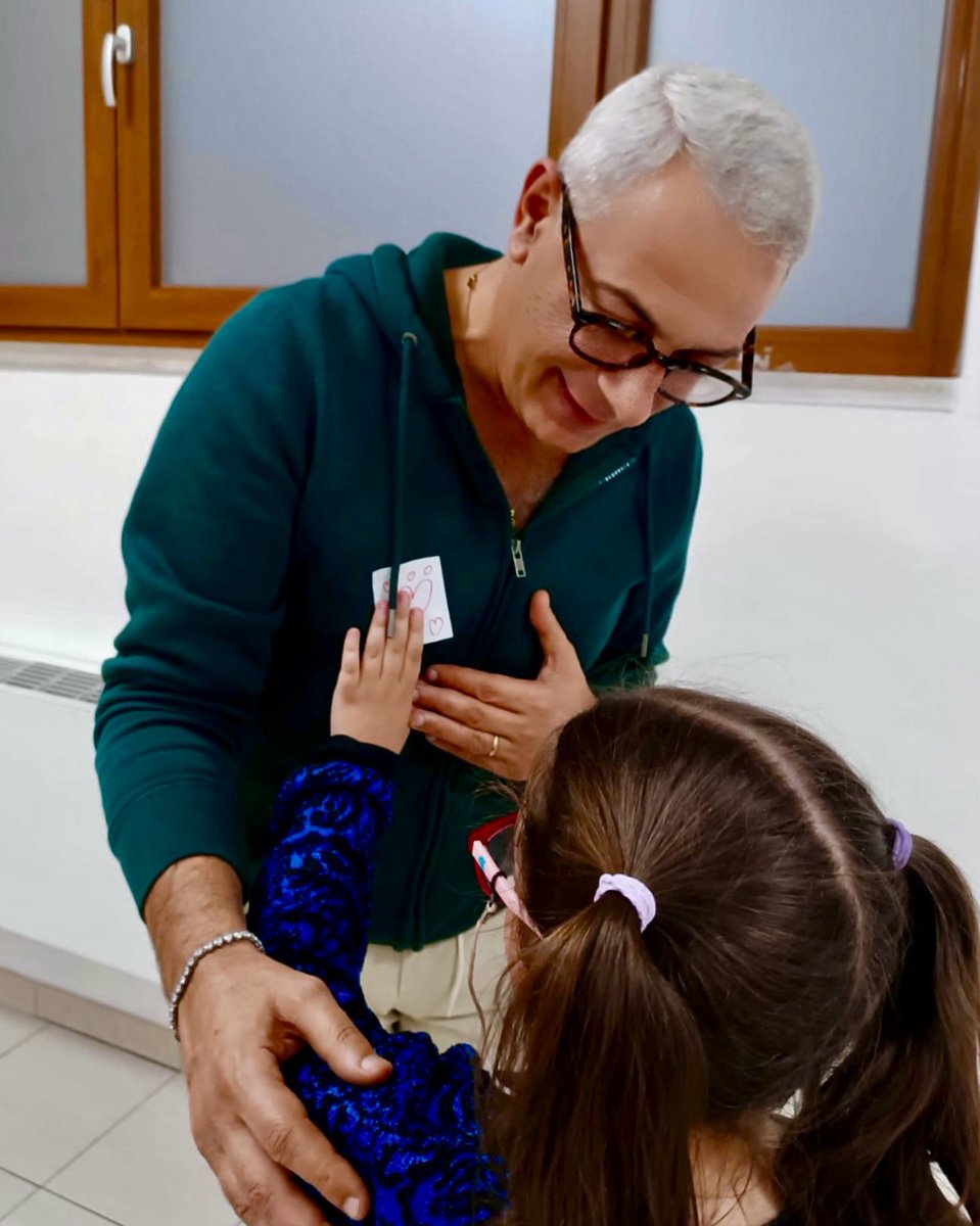 CBorneoSindaco's tweet photo. Il cuore dei bambini è un luogo di sincerità assoluta: ogni loro gesto nasce puro, senza filtri, e proprio per questo li custodisco nello sguardo come si custodiscono quelle rarità che noi grandi, col tempo, dimentichiamo. ♥️ https://t.co/24oFbQdcrh