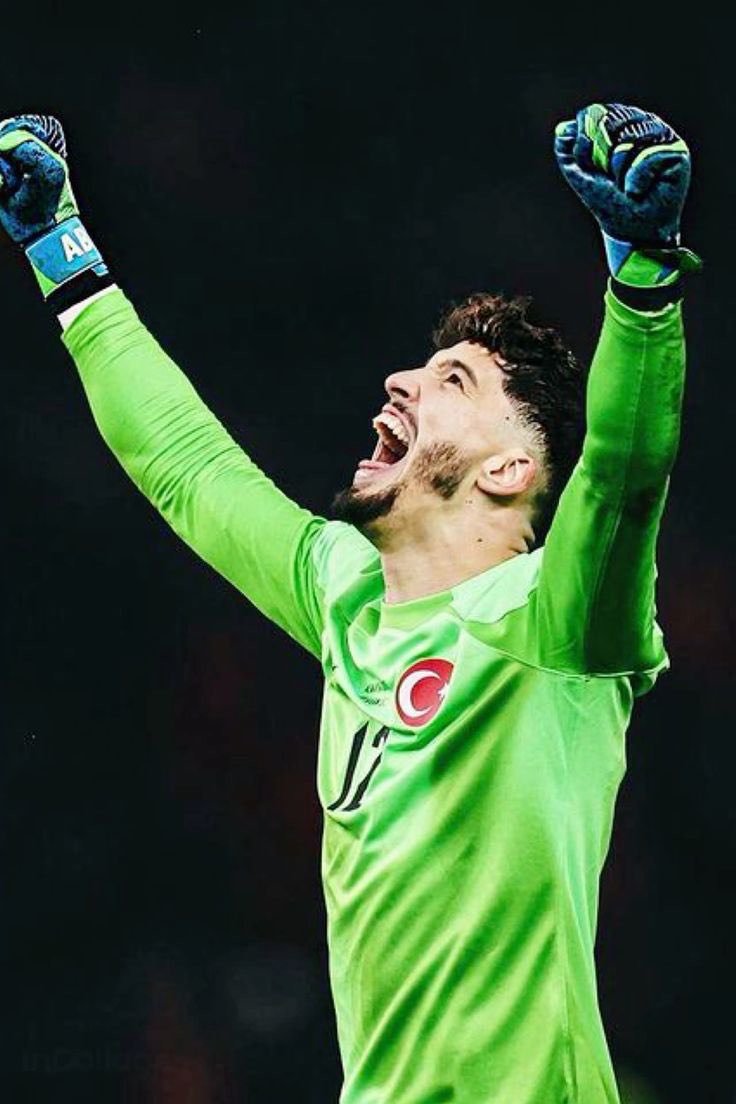 TekYolFener's tweet photo. Altay Bayındır, İspanya maçını 6 kurtarışla tamamladı ve takımımızın en yüksek reytingli ismi oldu. https://t.co/L92oyniYmd