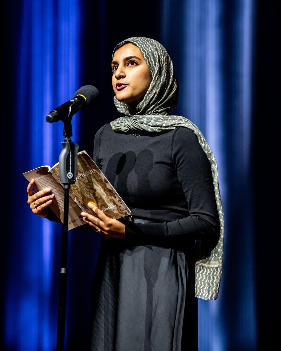 the87press's tweet image. A look back at Sara Ghazal Ali’s powerful Theophanies performance at the @forwardprizes Ceremony, where she was shortlisted for the Jerwood Prize for Best First Collection.
Photos by the talented photographer Neo Gilder.

#ForwardPrizes #PoetryAwards #PoetryLive #poetrycommunity