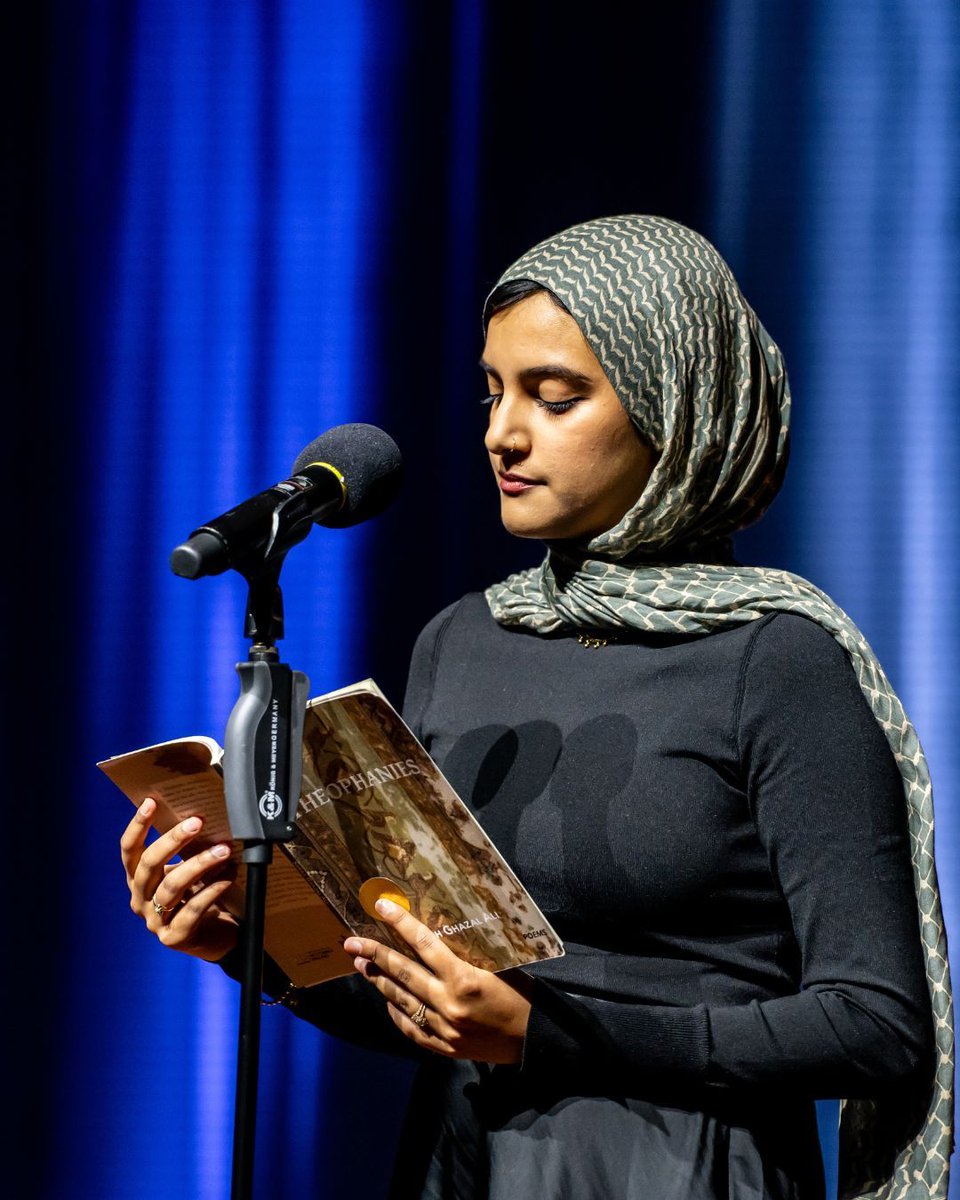 the87press's tweet image. A look back at Sara Ghazal Ali’s powerful Theophanies performance at the @forwardprizes Ceremony, where she was shortlisted for the Jerwood Prize for Best First Collection.
Photos by the talented photographer Neo Gilder.

#ForwardPrizes #PoetryAwards #PoetryLive #poetrycommunity