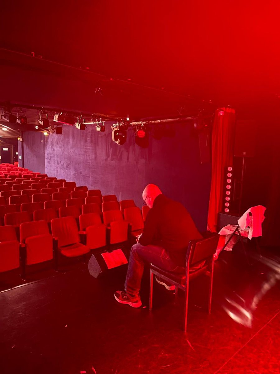 Le « seul en scène »
de <a href="/thomas_guenole/">Dr Thomas Guénolé</a> 
S’est transformé finalement en:
« Seul en salle ».