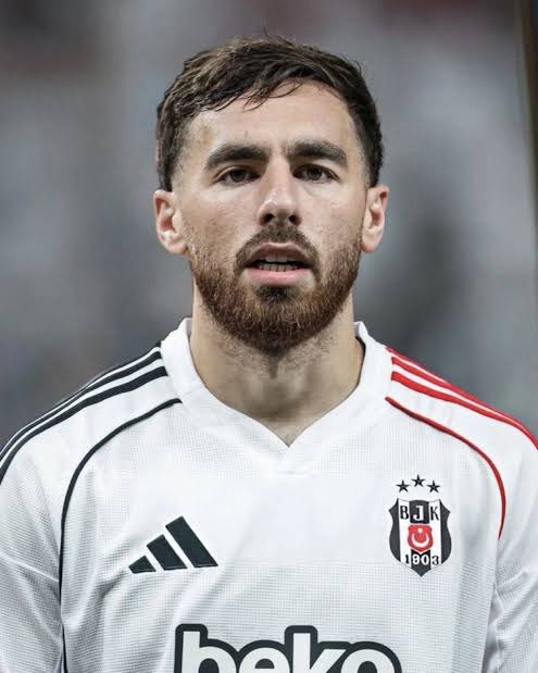 6 yediğimiz İspanya karşısında yedeklerle dolu milli takımda hem de deplasmada kurban olarak sahaya atıldı, ama o as diye çıkan 6 yiyen kadronun rezilliğini neredeyse tek başına temizledi gururumuzu kurtardı, değerini bilin bu adamın