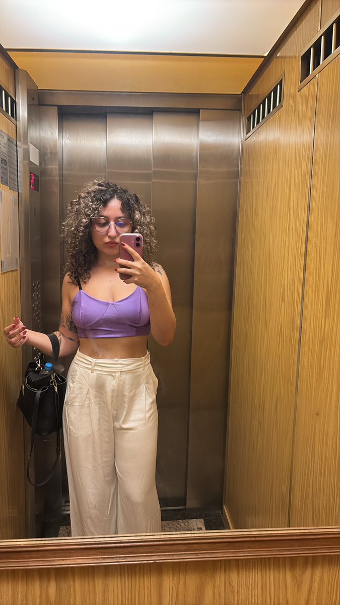 tech_lys's tweet image. eu e minha calça amassada contra o mundo