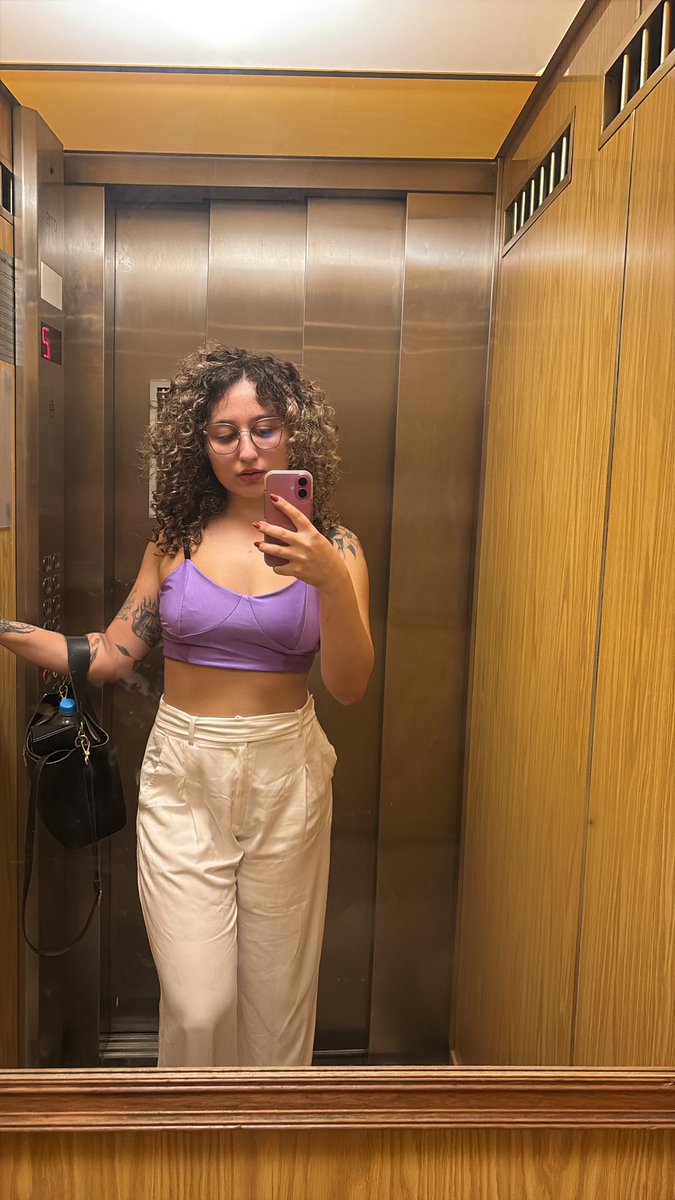 tech_lys's tweet image. eu e minha calça amassada contra o mundo