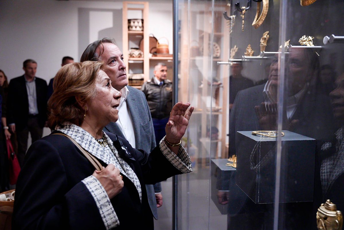 CancilleriaCol's tweet image. 🧵 | Colombia abrió en Madrid su primera gran vitrina de arte popular con la inauguración de Expoartesano 2025. La Canciller @ryvillavicencio encabezó el acto y destacó que esta muestra es un puente cultural que permite visibilizar saberes ancestrales y proyectar a los artesanos…
