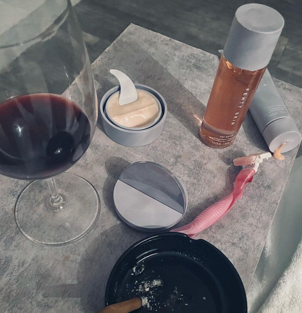 baberihmyyy's tweet image. Rihanna&apos;s routine ✨

#Rihanna #fentyskin #SkincareRoutine