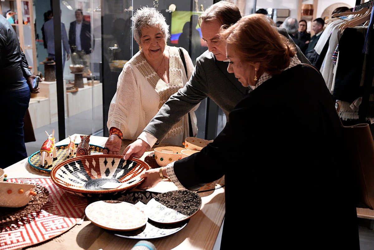 CancilleriaCol's tweet image. 🧵 | Colombia abrió en Madrid su primera gran vitrina de arte popular con la inauguración de Expoartesano 2025. La Canciller @ryvillavicencio encabezó el acto y destacó que esta muestra es un puente cultural que permite visibilizar saberes ancestrales y proyectar a los artesanos…