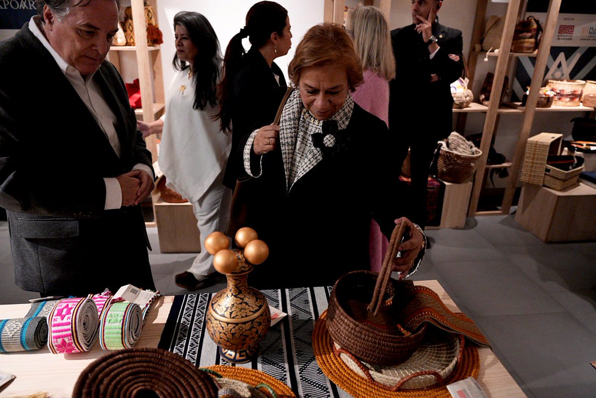 CancilleriaCol's tweet image. 🧵 | Colombia abrió en Madrid su primera gran vitrina de arte popular con la inauguración de Expoartesano 2025. La Canciller @ryvillavicencio encabezó el acto y destacó que esta muestra es un puente cultural que permite visibilizar saberes ancestrales y proyectar a los artesanos…