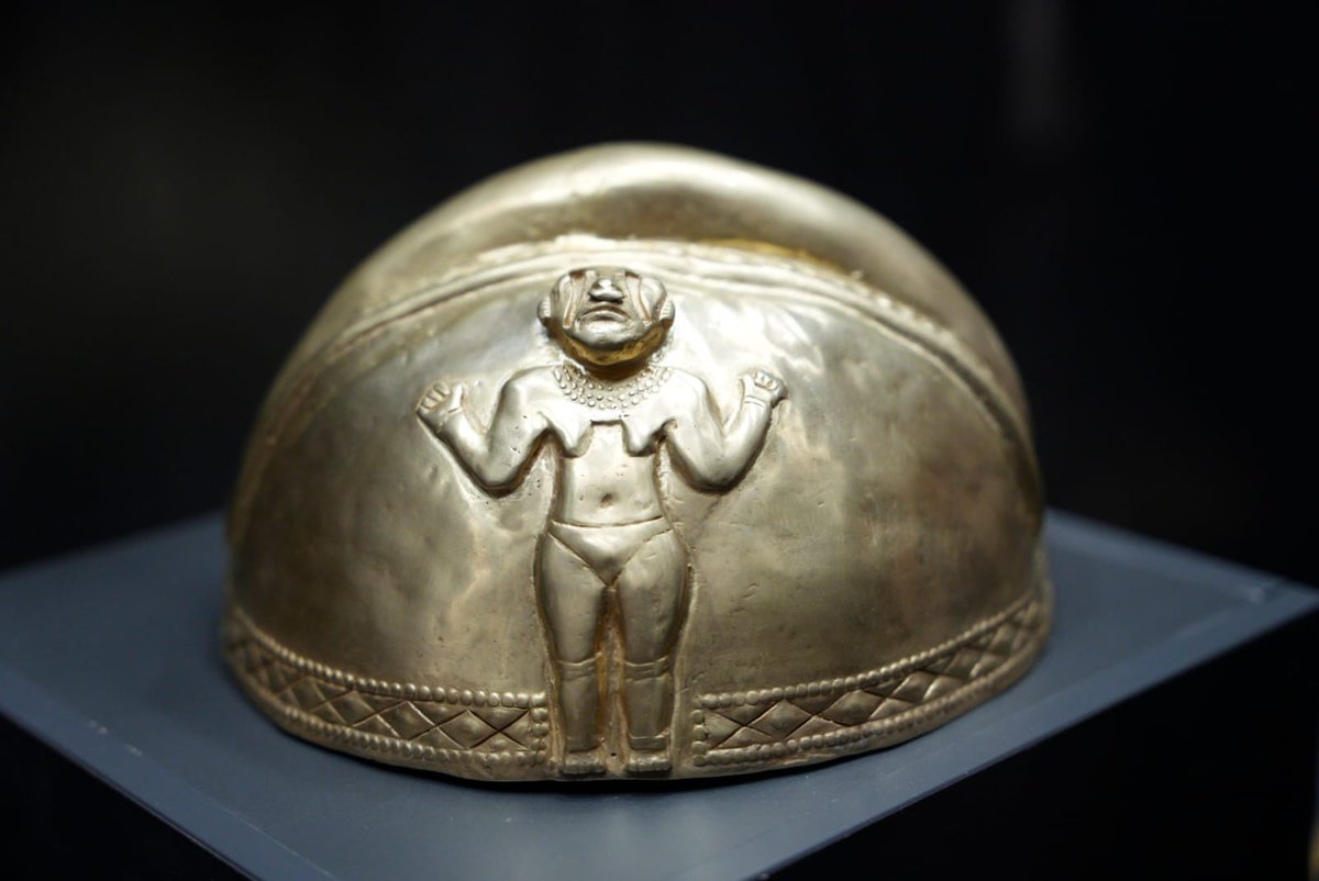 CancilleriaCol's tweet image. 🧵 | Colombia abrió en Madrid su primera gran vitrina de arte popular con la inauguración de Expoartesano 2025. La Canciller @ryvillavicencio encabezó el acto y destacó que esta muestra es un puente cultural que permite visibilizar saberes ancestrales y proyectar a los artesanos…