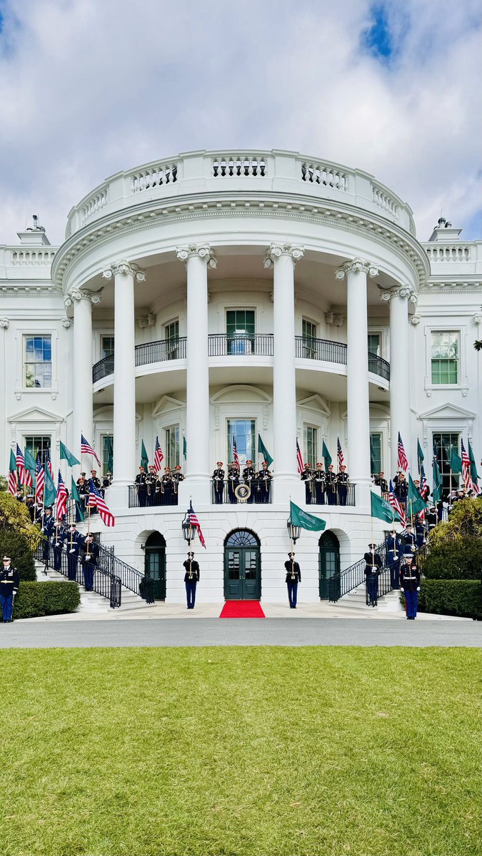 lujainalahmadi1's tweet image. ليش يهمنا نعرف رمزية البيت الأبيض؟ 🏛️

باختصار لأنه:
📍رمز للسلطة التنفيذية ومقر للرئيس الأمريكي.

📍يستضيف قادة الدول والشخصيات الدبلوماسية.

📍بناه المصمم الإيرلندي جيمس هوبان.

📍أُطلق عليه رسميًا &quot;البيت الأبيض&quot; عام 1901م.

#محمد_بن_سلمان_في_واشنطن
#نباهي_بك_العالم_يابو_سلمان