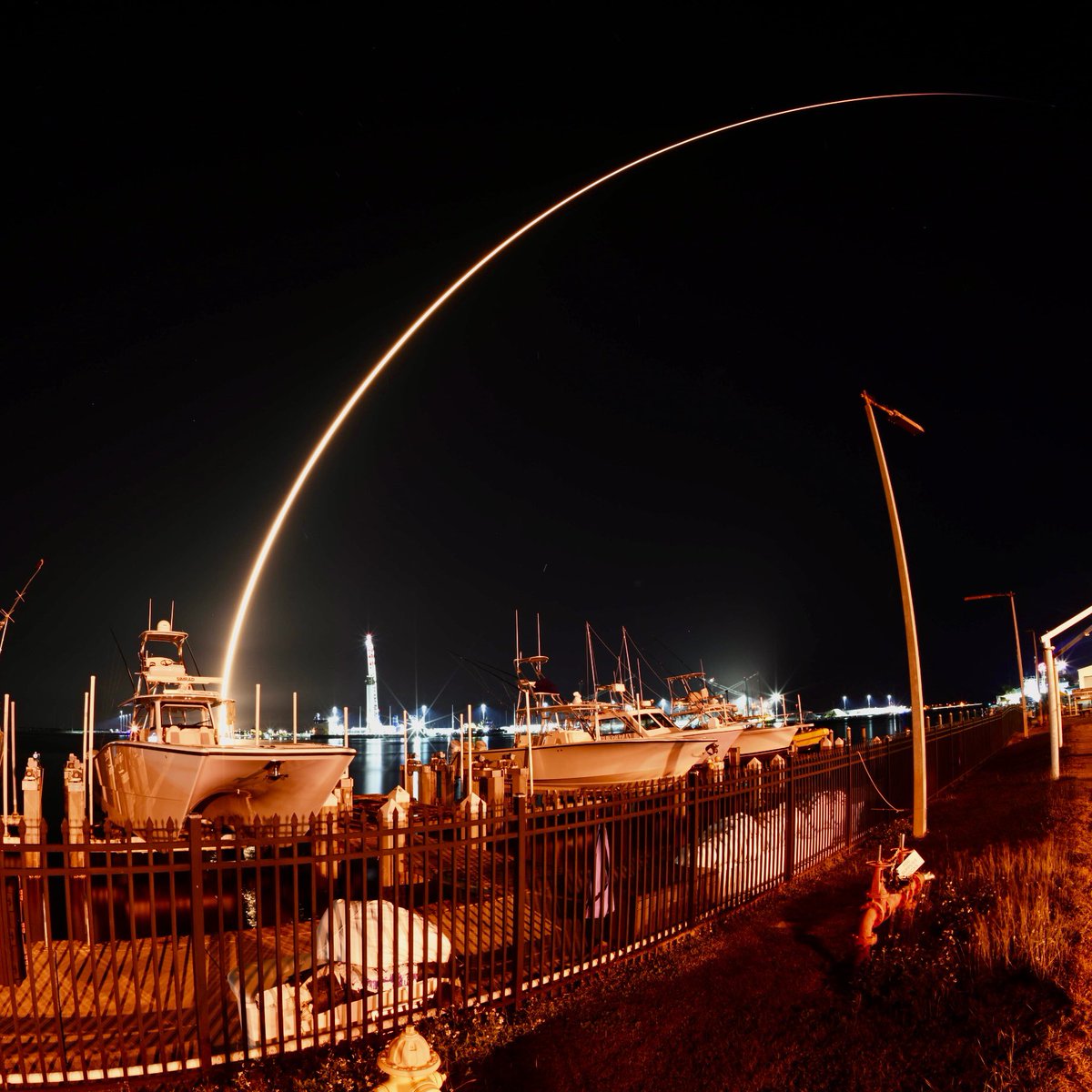 MarekCyzio's tweet image. Falcon 9 over New Glenn #SpaceX @blueorigin #NewGlenn