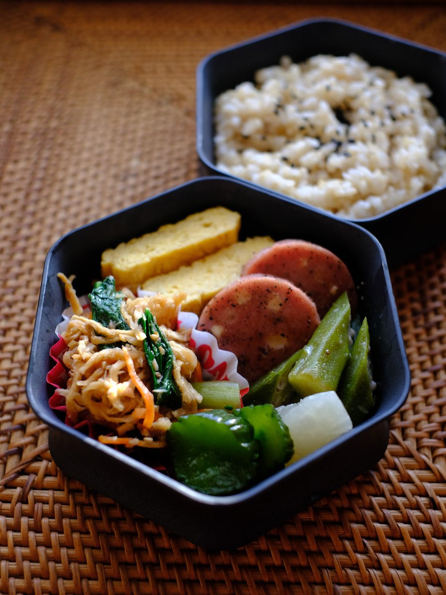 akebitter's tweet image. 切り干し大根と鯖缶のナムル
チーズとバジルのソーセージ
オクラと大根煮、卵焼き、玄米180g
630kcalです
#お弁当 #お弁当記録