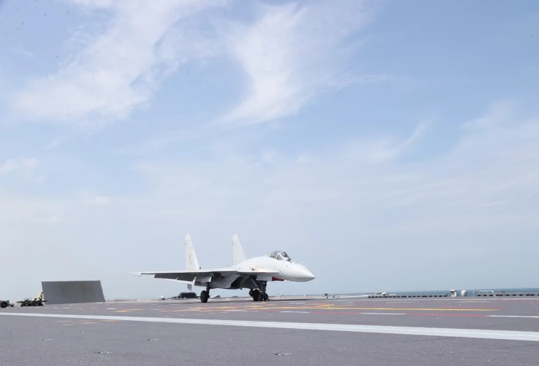PDChinese's tweet photo. 【海軍福建艦開展入列後首次海上實兵訓練】日前，海軍福建艦航母編隊組織海上多科目訓練。這是福建艦入列後首次海上實兵訓練。任務期間，由福建艦、延安艦、通遼艦等多艘艦艇組成的航母編隊，先後開展編隊航行、艦機聯合搜救、艦載機起降等多個科目訓練。 https://t.co/izCst7zMhR