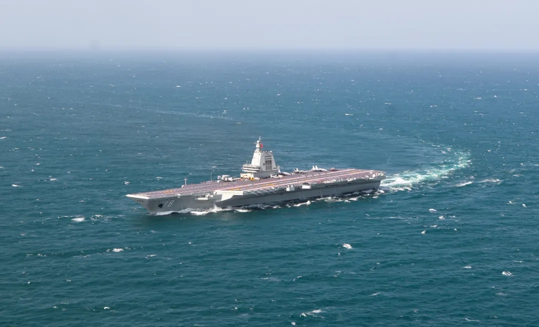PDChinese's tweet photo. 【海軍福建艦開展入列後首次海上實兵訓練】日前，海軍福建艦航母編隊組織海上多科目訓練。這是福建艦入列後首次海上實兵訓練。任務期間，由福建艦、延安艦、通遼艦等多艘艦艇組成的航母編隊，先後開展編隊航行、艦機聯合搜救、艦載機起降等多個科目訓練。 https://t.co/izCst7zMhR