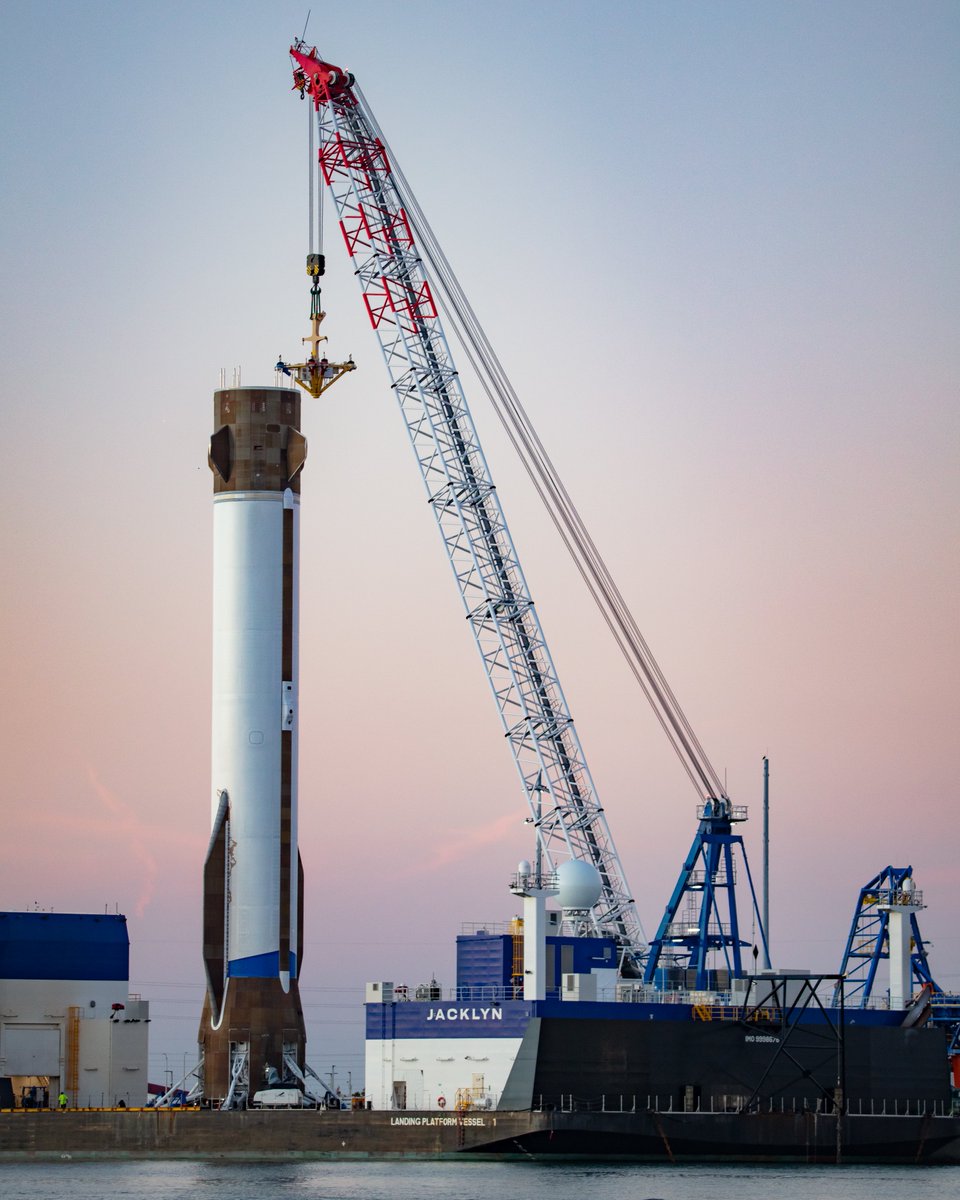 JennyHPhoto's tweet image. This evening, Blue Origin teams are installing the lifting cap on the New Glenn booster in preparation for offloading it from the barge, after which it will be moved to the breakover fixture for a controlled transition to a horizontal orientation before the transporter positions…