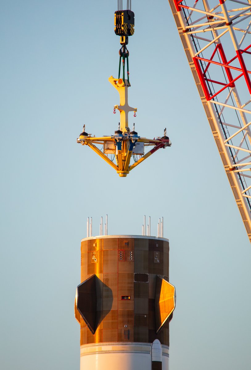 JennyHPhoto's tweet image. This evening, Blue Origin teams are installing the lifting cap on the New Glenn booster in preparation for offloading it from the barge, after which it will be moved to the breakover fixture for a controlled transition to a horizontal orientation before the transporter positions…