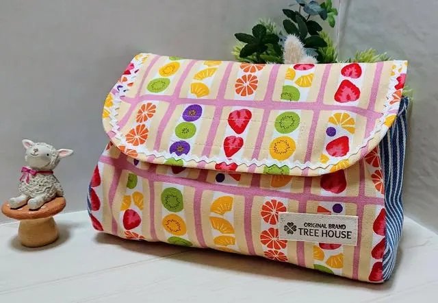 treehouse_2007's tweet image. 今日は１２月並みの寒さ、なんだとか！
寒い日は家に引きこもりたい…
いや、服を着込んで出かけなくちゃ！
#寒波
#寒い
【再販5】受注制作 おむつポーチ☆フルーツサンド ピンク☆TREEHOUSE #minne 
minne.com/items/33164651