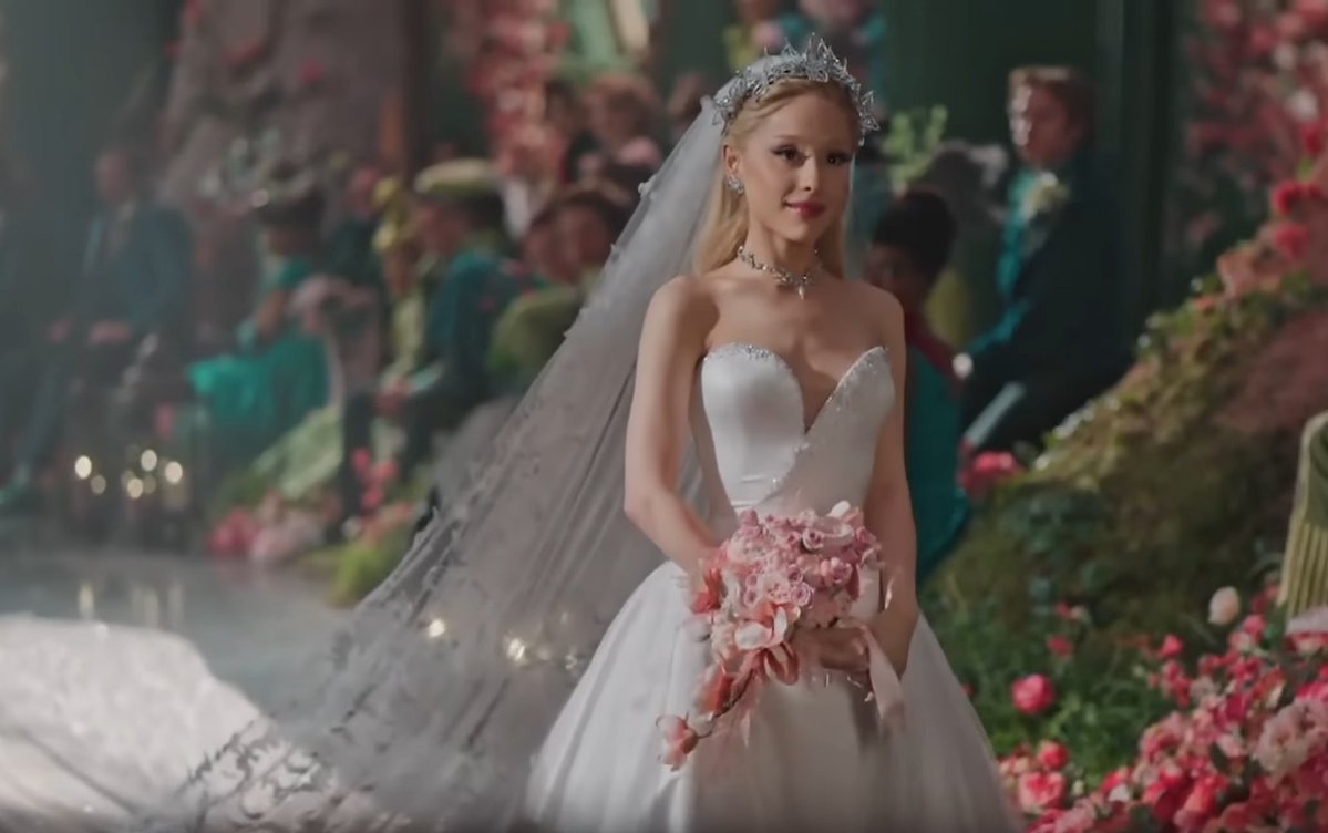 arianagrandebr's tweet image. LINDA! Ariana Grande como Glinda em seu casamento. 💖