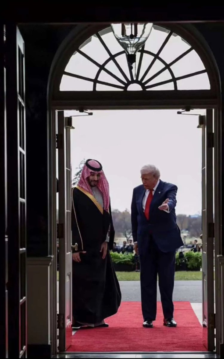 تحت حكم اخوان نوره بعد حكم الاله
مانعرف الحلم حنا نعرف نحققه
 
الملك سلمان جعل الله يطول بقاه 
والولي محمد وشعبه ! مسلمه الثقه

ان مشى تمشي الدول كلبوها من وراه
نور شمسه في ضلام الليالي مشرقه

تعب اقلام التواريخ وألسنة الرواه 
الله اللي عزنا به ومده وفرقه