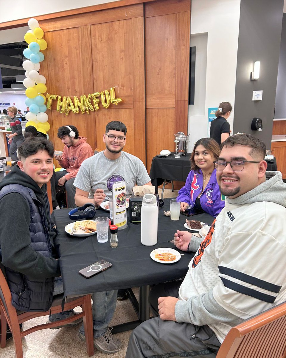 Hot chocolate, caramel apples, gratitude moments, and community impact. Feeling all the ThankFUL vibes. 🍁💙🧡
#ThankFUL #JoyfulVibes #Community #ElmhurstEats