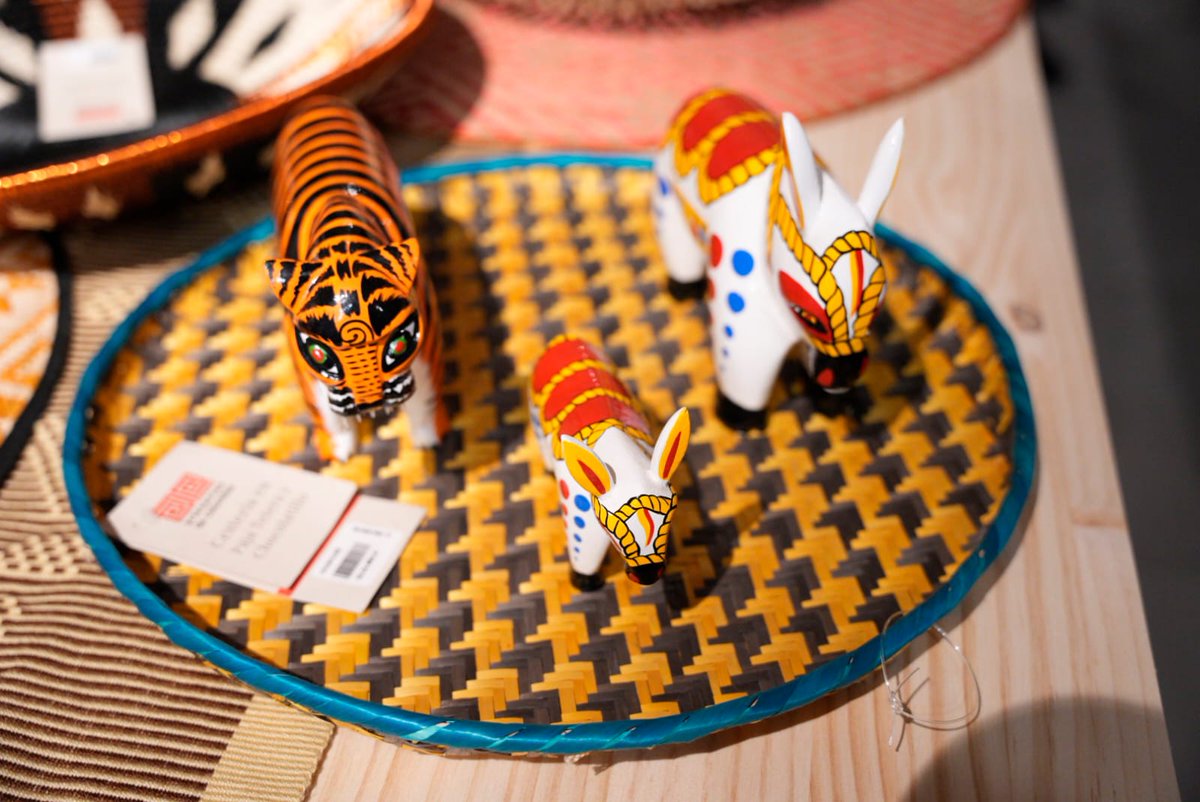 CancilleriaCol's tweet image. El encuentro, que se realiza del 19 al 23 de noviembre en el Centro Cultural Galileo, reúne a más de 80 creadores colombianos. Artesanos, artistas y gestores comparten obras, experiencias y espacios de diálogo que impulsan la sostenibilidad cultural y nuevas oportunidades de…