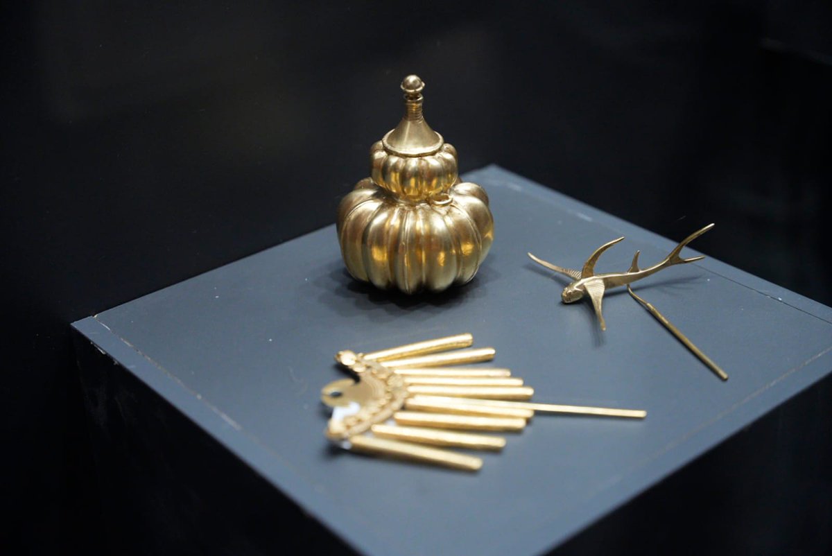 CancilleriaCol's tweet image. El encuentro, que se realiza del 19 al 23 de noviembre en el Centro Cultural Galileo, reúne a más de 80 creadores colombianos. Artesanos, artistas y gestores comparten obras, experiencias y espacios de diálogo que impulsan la sostenibilidad cultural y nuevas oportunidades de…