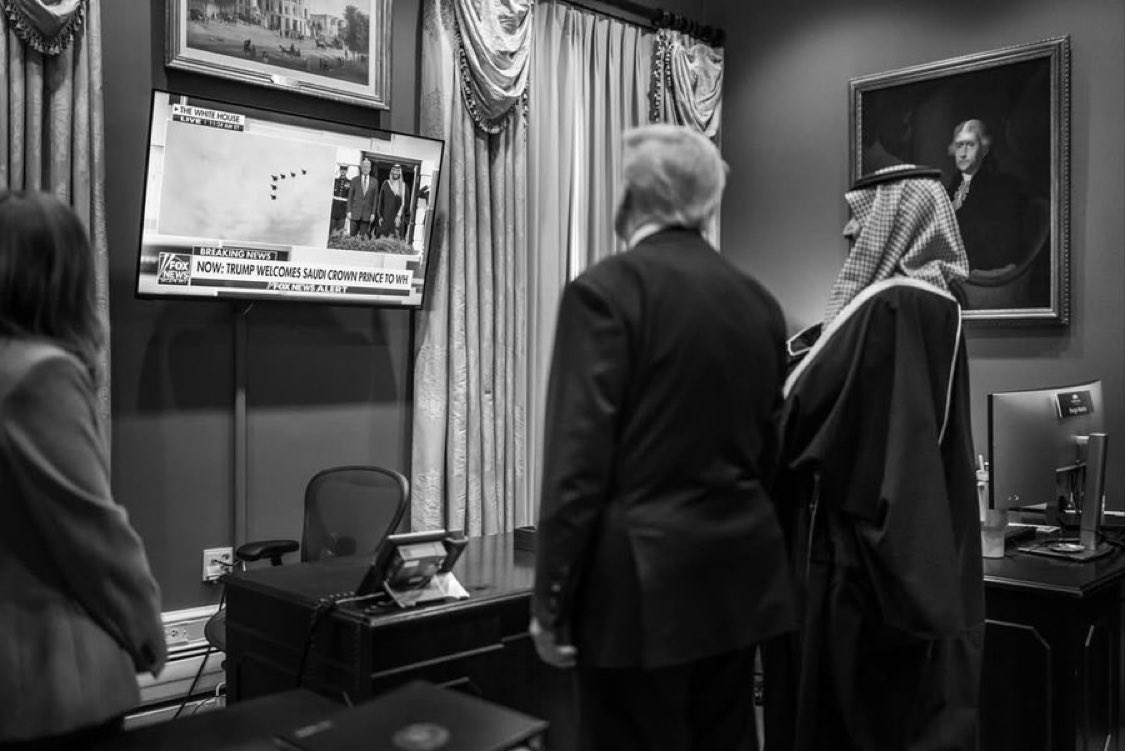 SaudiNews50's tweet photo. ولي العهد وترمب يشاهدان الاستقبال الرسمي التاريخي المخصص للزيارة.

 - https://t.co/aJuA47GsaP