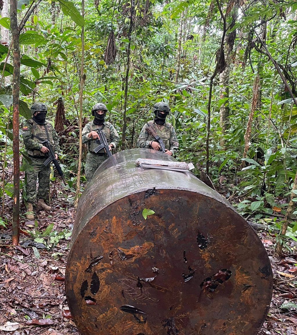 ¡INFRAESTRUCTURA PARA DESTILACIÓN ILEGAL DE COMBUSTIBLE DESMANTELADA EN SUCUMBÍOS!💪

➡️ En el sector Chone 1, Puerto Nuevo, el #BloqueDeSeguridad a través del <a href="/EjercitoECU/">Ejército Ecuatoriano</a> localizó y destruyó una estructura metálica tipo horno destilador en fase de construcción, utilizada para