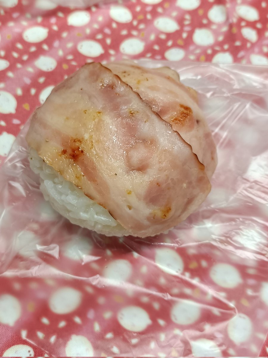 おはようございます❄☃️今日のおにぎりはベーコンチーズマヨおにぎりです♪
ベーコン🥓の下には粉チーズとマヨを混ぜたものを塗り塗り😆#OnigiriAction