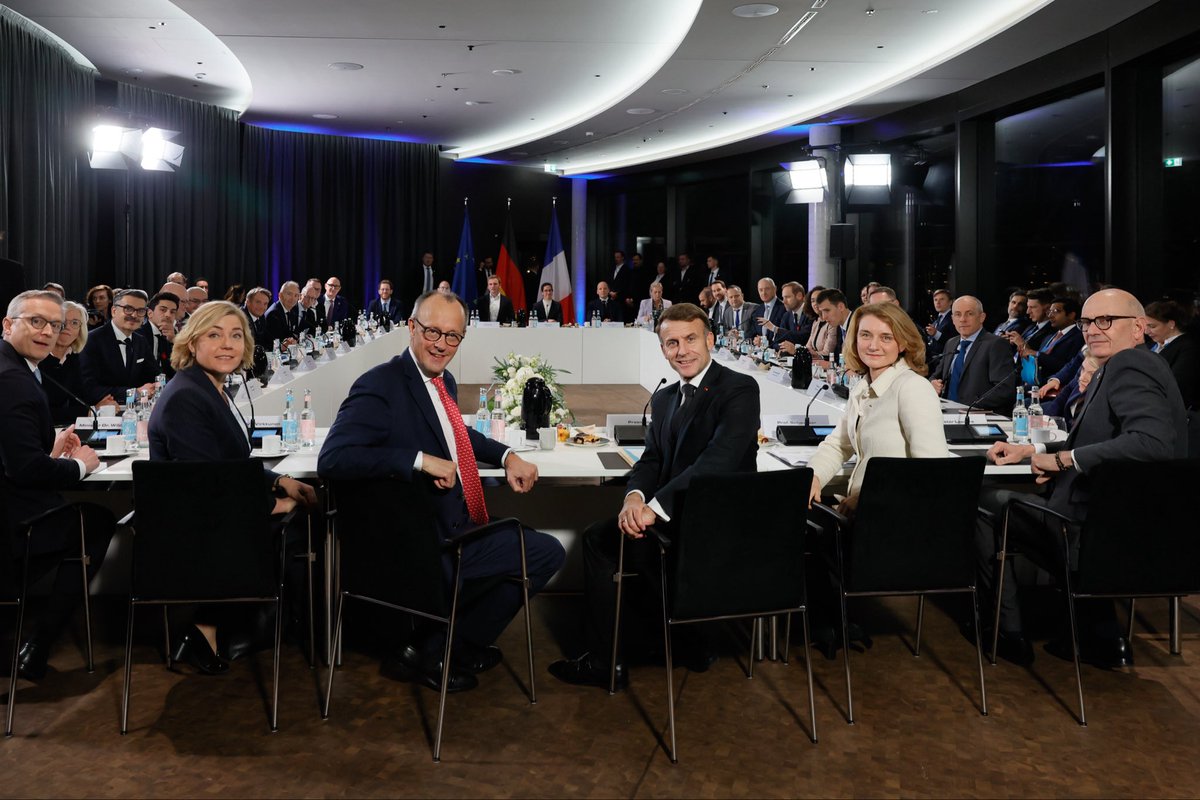 EmmanuelMacron's tweet image. À Berlin, aux côtés du Chancelier Merz et d'innovateurs allemands et français, nous œuvrons pour bâtir très concrètement une Europe de la souveraineté numérique, compétitive et qui protège nos citoyens.
                  
Oui, l’Europe a les atouts pour redevenir une puissance.…