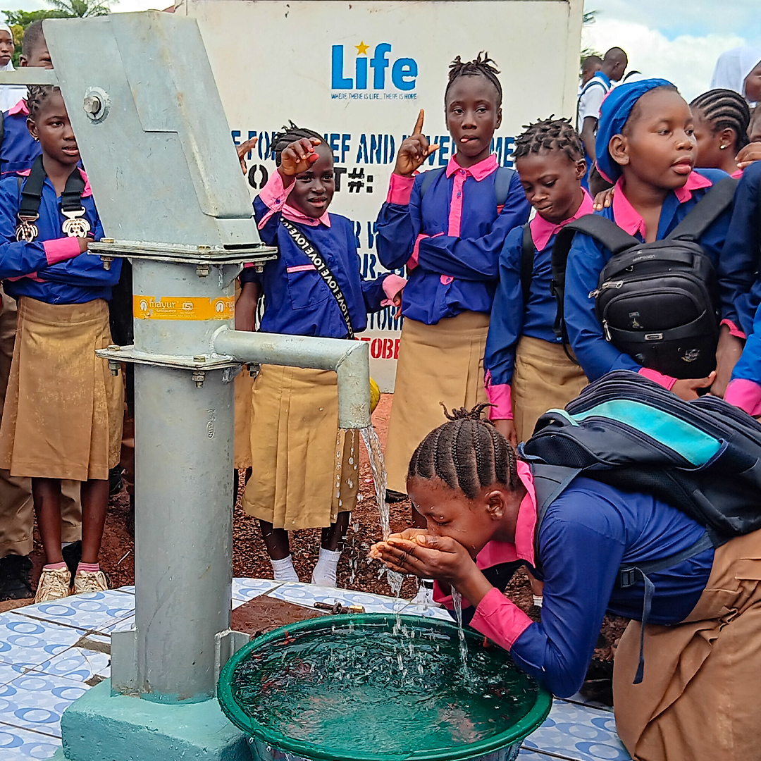 LIFEforRELIEF's tweet image. From dry ground to a steady flow: Watch the life change! 🚰

A new well in Sierra Leone changes everything: health, education, and daily life for hundreds. 

What is the simplest thing you take for granted every morning that we are fighting to provide for children in Sirraleone?…