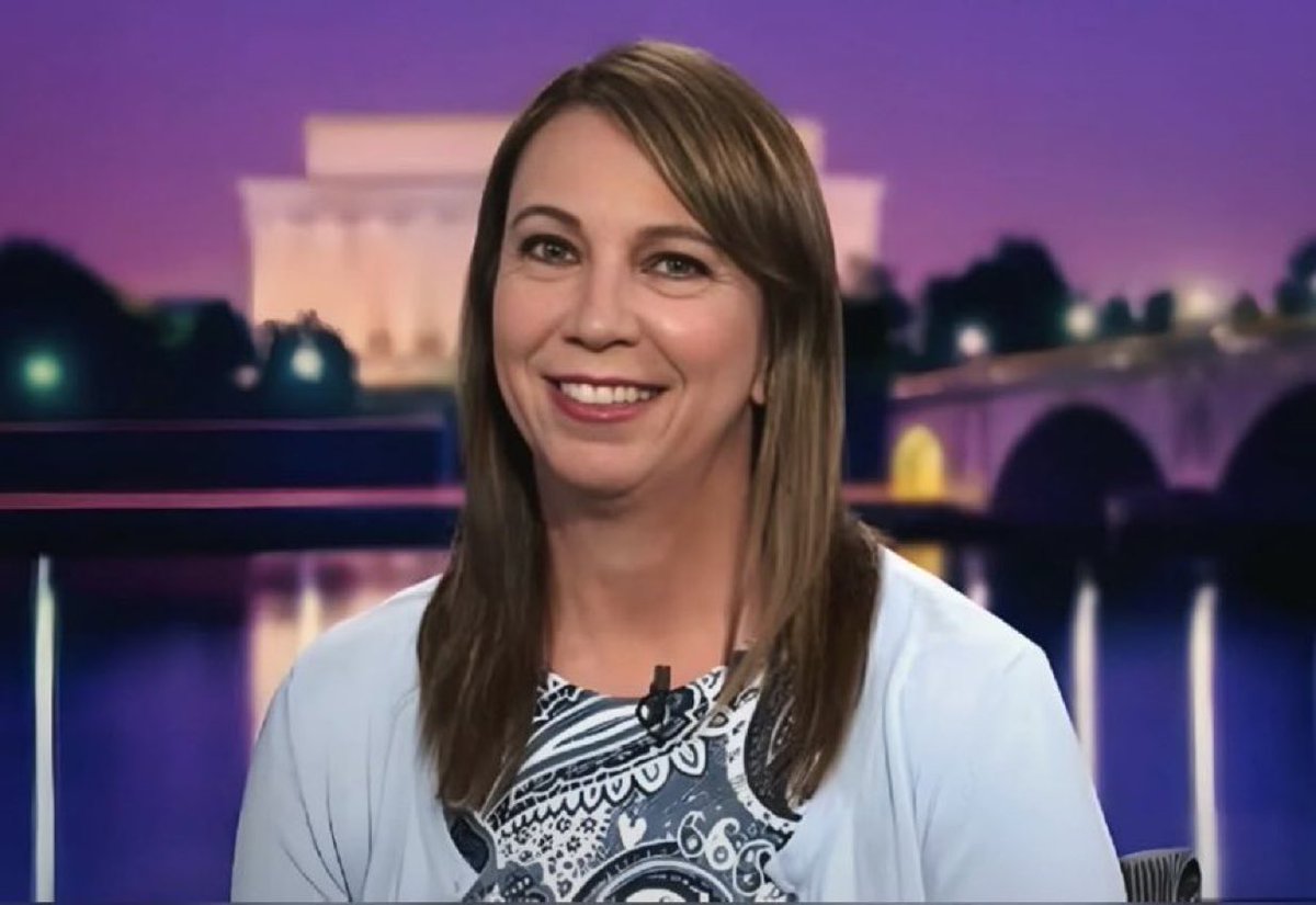 LucasSa56947288's tweet image. This is Jennifer Jacobs, the reporter that Donald Trump barked “quiet, quiet, piggy” at for asking about the Epstein files.

She was asking the right questions and didn’t deserve to be called out by Trump! 

I stand with Jennifer Jacobs! What about you? ✋🏾